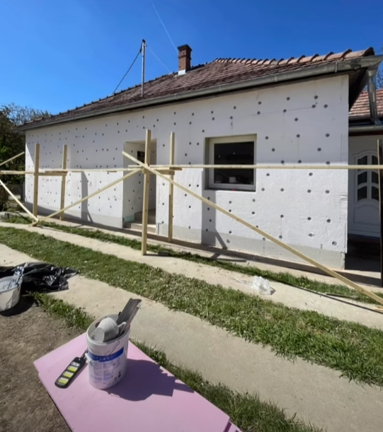Családi ház EPS homlokzati hőszigetelése kivitelezés közben